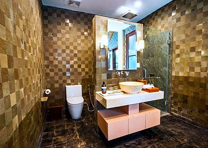 Shady Greenish 3 Bedroom Private Pool Zn47