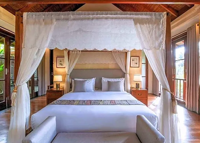 Shady Greenish 3 Bedroom Private Pool Zn47